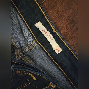 Levis 714